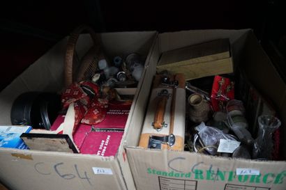 Ensemble d'objets divers, dont assiettes...