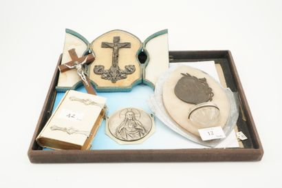 Réunion d'objets religieux : crucifix, missel,...