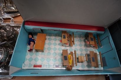 WEBER, Meubles de poupée comprenant un mobilier...