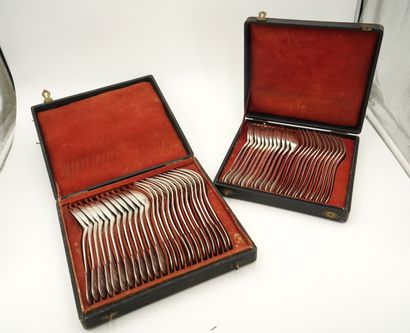 *Dans un coffret : 12 couverts en argent,...