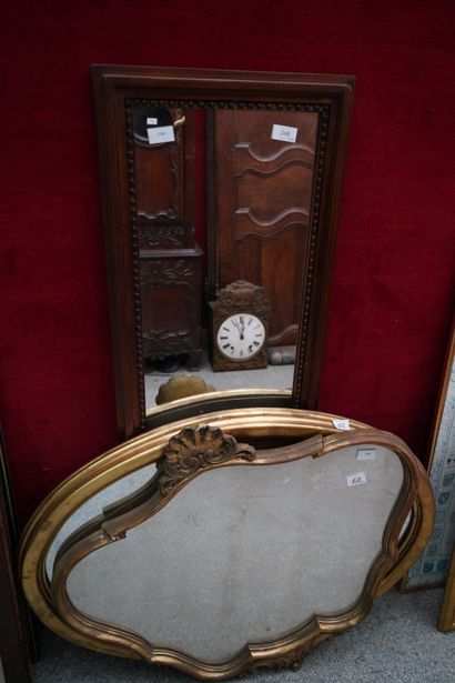 Un miroir ovale en bois doré, un miroir polylobé...
