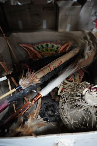 Ensemble de bibelots et pièces encadrées,...