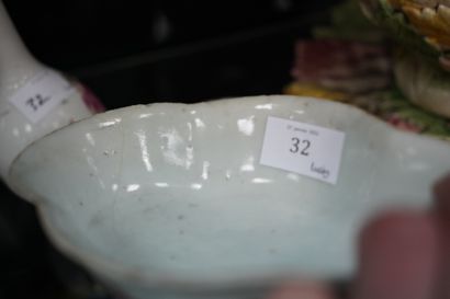 Chine - un vase soliflore, une petite boîte...