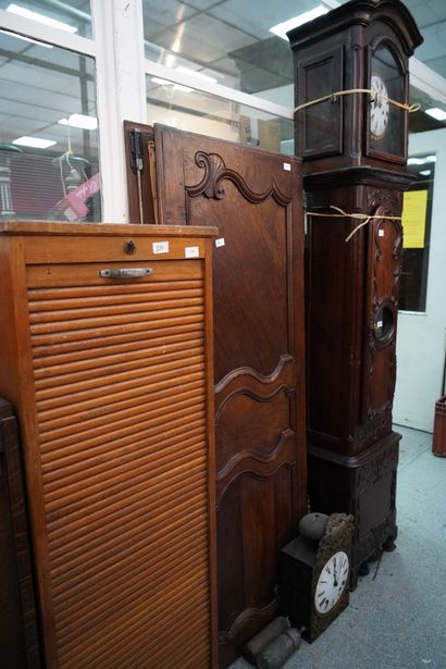 Deux classeurs à rideaux, deux portes d'armoire...