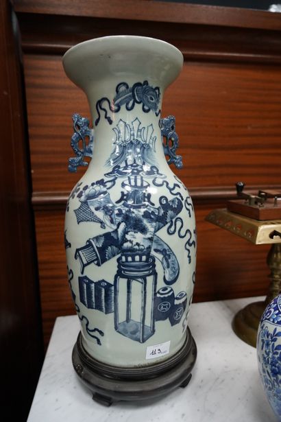 Vase en porcelaine à décor en camaïeu bleu...
