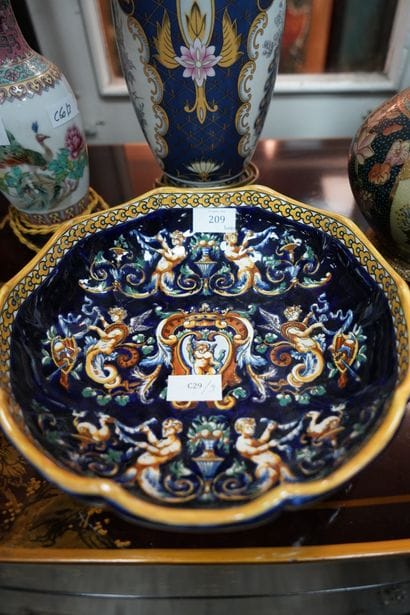 Une coupe en faïence de Gien, à décor de...