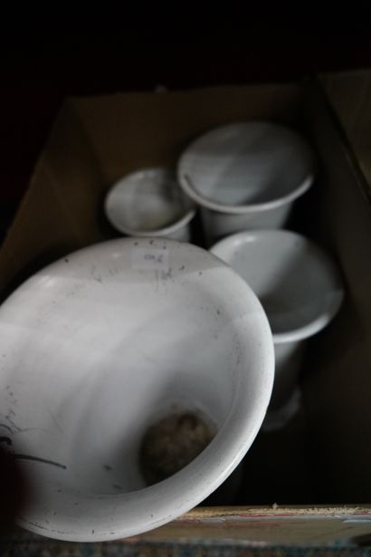 Réunion de 11 vases en zinc laqué.