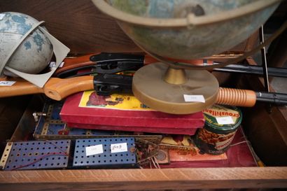 Réunion de jouets anciens, dont voitures,...