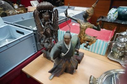 Trois sculptures : un samouraï en métal peint,...