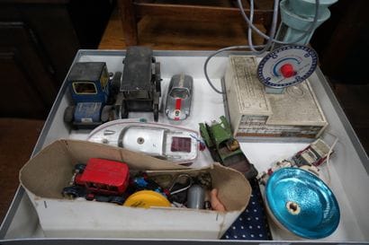 Réunion de jouets anciens, dont voitures,...