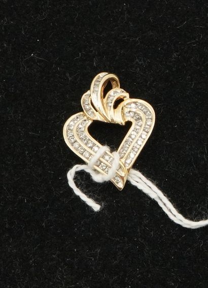 Pendentif en or 14K (585 millièmes) épousant...