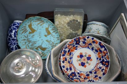 Deux assiettes IMARI, boîte de nacre, un...