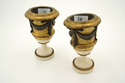 Paire de petits vases en métal doré sur piédouche...