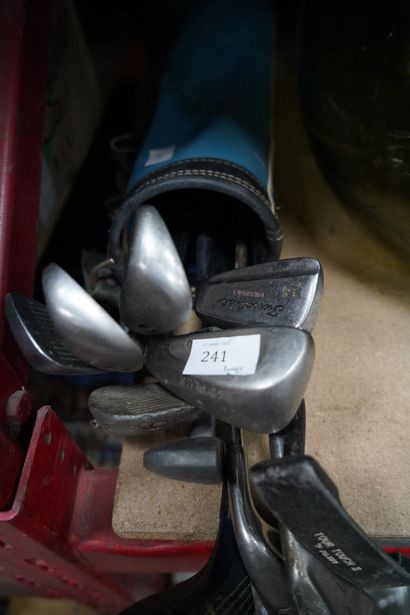 * Ensemble de clubs de golf