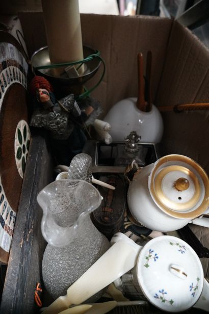 * Ensemble d'objets divers, cuivres, céramiques,...