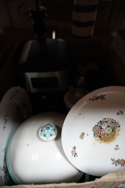 * Ensemble d'objets divers, cuivres, céramiques,...
