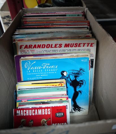 Ensemble de disques vinyles, tourne-disque...