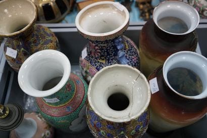 Réunion de 7 vases en céramique dont Chine...