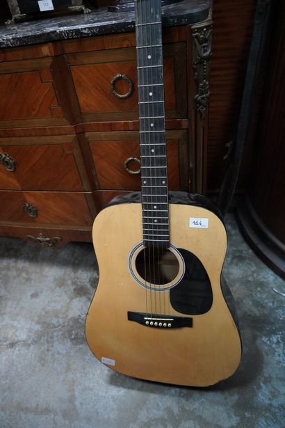 *Guitare STAGG modèle SW203N, on joint un...