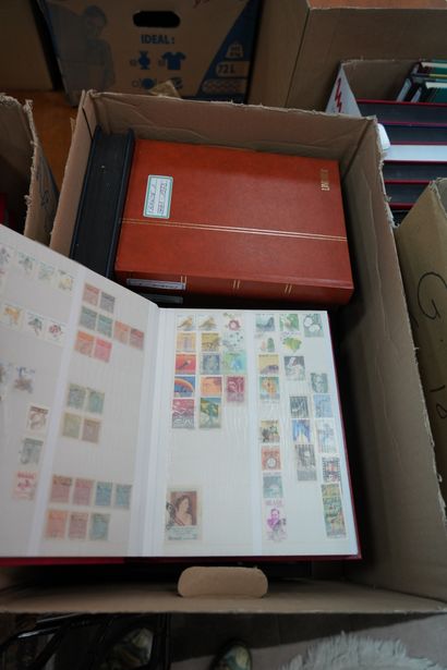 Fort lot de timbres et enveloppes premier...