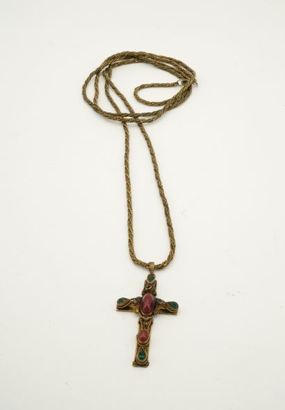 Pendentif et chaine de cou en métal doré...