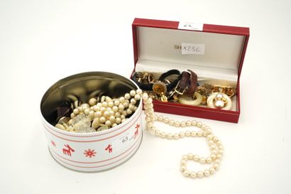 *Lot de bijoux fantaisie dont colliers, montres,...