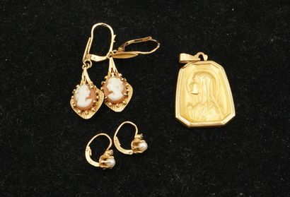 Lot en or 18K (750 millièmes) comprenant...