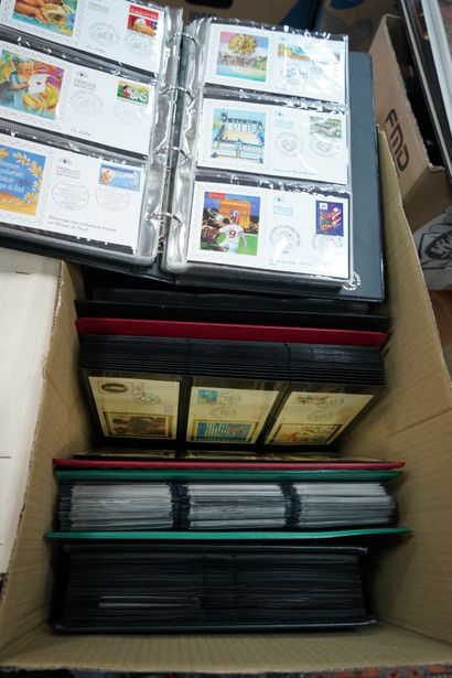 Fort lot de timbres et enveloppes premier...