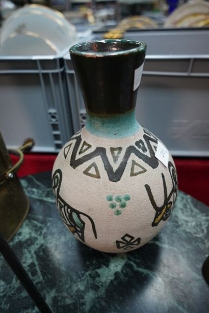 Vase en céramique à décor de bovins, signé...