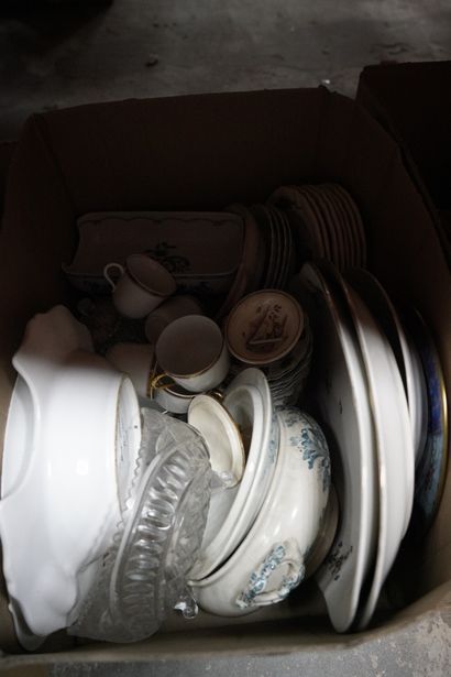 Ensemble de lots divers, dont porcelaines,...