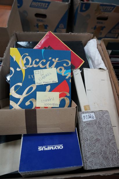 Fort lot de timbres et enveloppes premier...