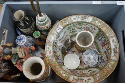 Réunion de porcelaines chinoises comprenant...