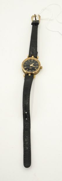 GUCCI, montre bracelet de dame en métal doré,...