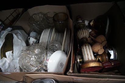 Réunion d'objets divers, porcelaines, parties...