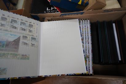 Fort lot de timbres et enveloppes premier...