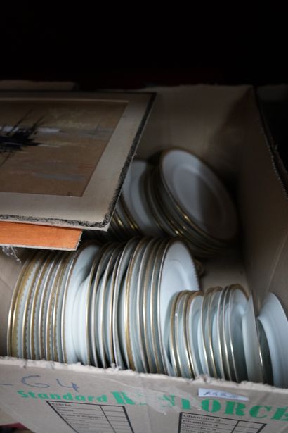 Ensemble d'objets divers, dont assiettes...