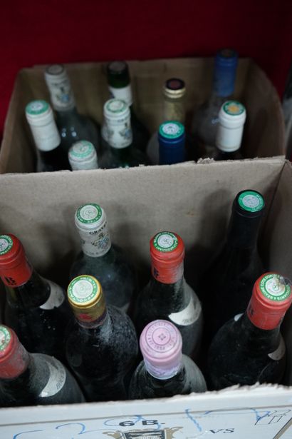 Réunion de 37 bouteilles de vin millésimes...