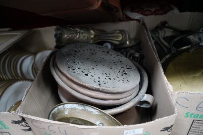 Ensemble d'objets divers, dont assiettes...