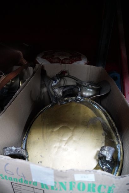 Ensemble d'objets divers, dont assiettes...
