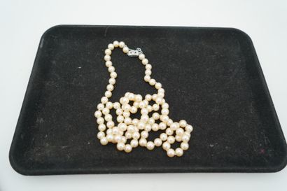 Collier de 105 perles de culture, le fermoir...
