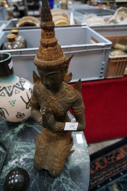 Sujet en bronze patiné et doré figurant une...