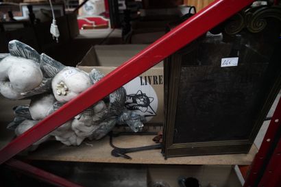 * Ensemble d'objets divers, cuivres, céramiques,...