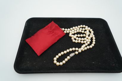 Collier de 105 perles de culture, le fermoir...