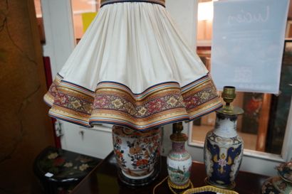 Un vase en porcelaine monté en lampe à décor...