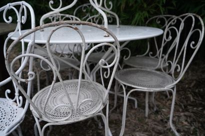 * Mobilier de jardin en fer forgé, six chaises,...