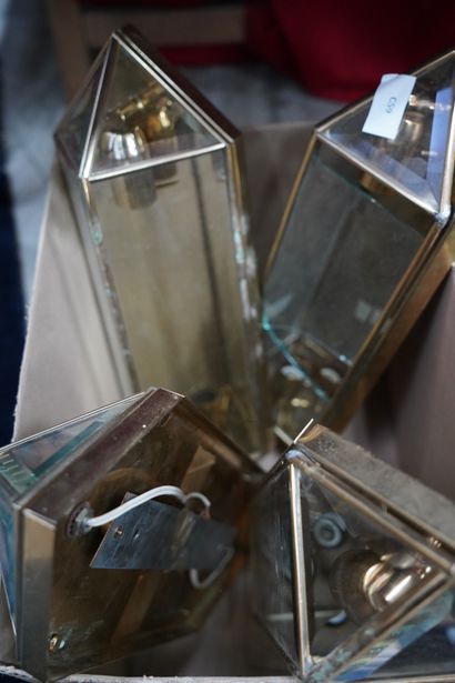Suite de quatre appliques en laiton et verre...