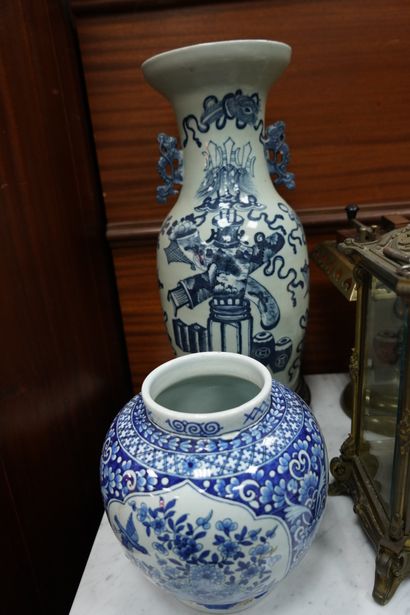 Vase en porcelaine à décor en camaïeu bleu...