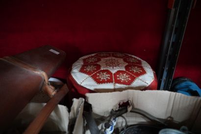 Ensemble d'objets divers, dont assiettes...