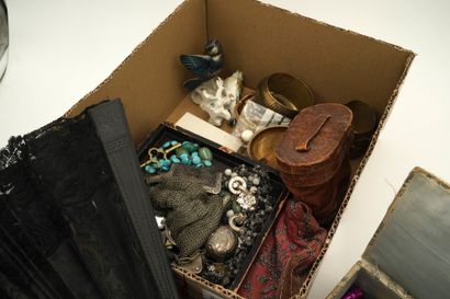 *Ensemble comprenant une ombrelle, deux éventails,...