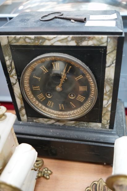 Pendule borne en marbre noir sur pieds griffes,...